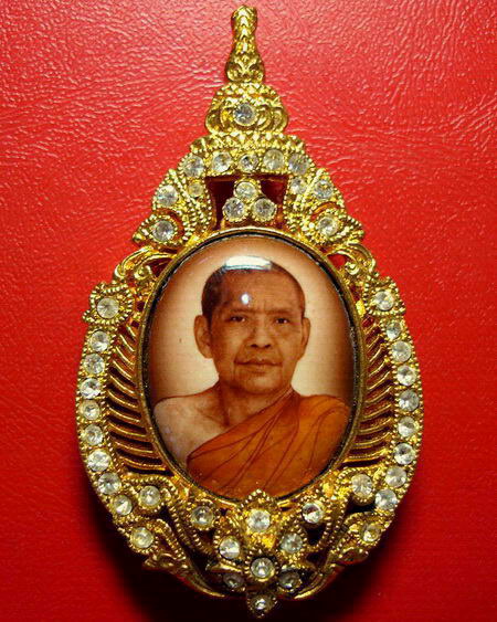 *ล็อกเก็ตหลวงพ่อฤาษีลิงดำ วัดท่าซุง กะไหล่ทองประดับเพชร ขนาดใหญ่ สวยมากค่ะ *