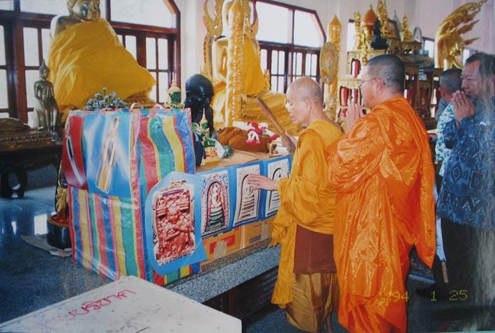 พระสมเด็จเพ้นท์สี หลวงพ่อคูณ วัดบ้านไร่ ฝังตะกรุดทองคำ 5 ดอก พร้อมเกศาหลวงพ่อ รุ่นคูณเจริญทรัพย์ 