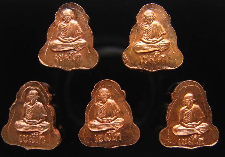 **ทีเดียว 5 องค์ พระปิดตาหลังรูปเหมือน หลวงพ่อเกษม เขมโก เืนื้อทองแดง สวยๆ เคาะเดียวแดง**WV91