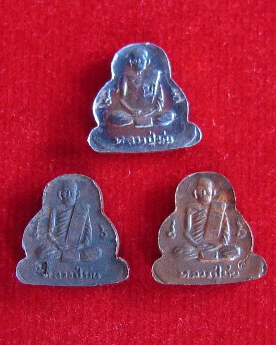 พระปิดตาแซยิด หลังรูปเหมือน 3องค์ เนื้อเงิน+นวโลหะ+ทองแดง หลวงปู่ม่น  ปี35 ตอกโค๊ตทุกองค์ 