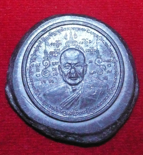 เหรียญตะกั่วลองพิมพ์  ลพ.ดำ วัดสันติธรรม หลังกุมารกวักทรัพย์รุ่นแรก มีจารครับ