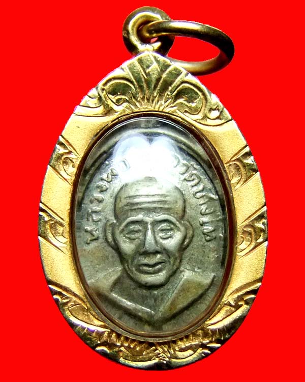 <<<เคาะเดียวแดง>>>เม็ดแตง ปี 08 หลวงพ่อทวด วัดช้างให้ เนื้ออัลปาก้า เลี่ยมทอง พร้อมบัตร