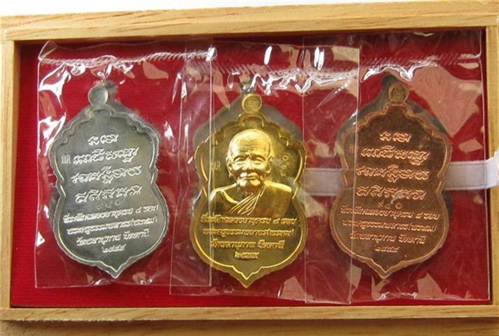 ชุดเหรียญหลวงปู่ทวดลงยาสวยๆพ่อท่านพรหมวัดลพานุภาพเคาะเดียว