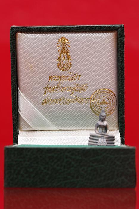 พระชัยวัฒน์หลวงพ่อโสธร เนื้อเงิน กล่องกำมะหยีเดิม..../2