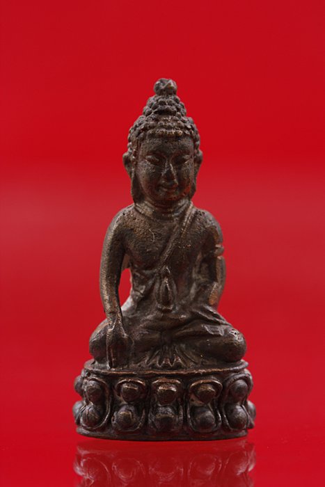 พระกริ่งฑีฆายุมหมงคล วัดบวรนิเวศ ปี 33 เนื้อนวโลหะ กล่องกำมะหยี่
