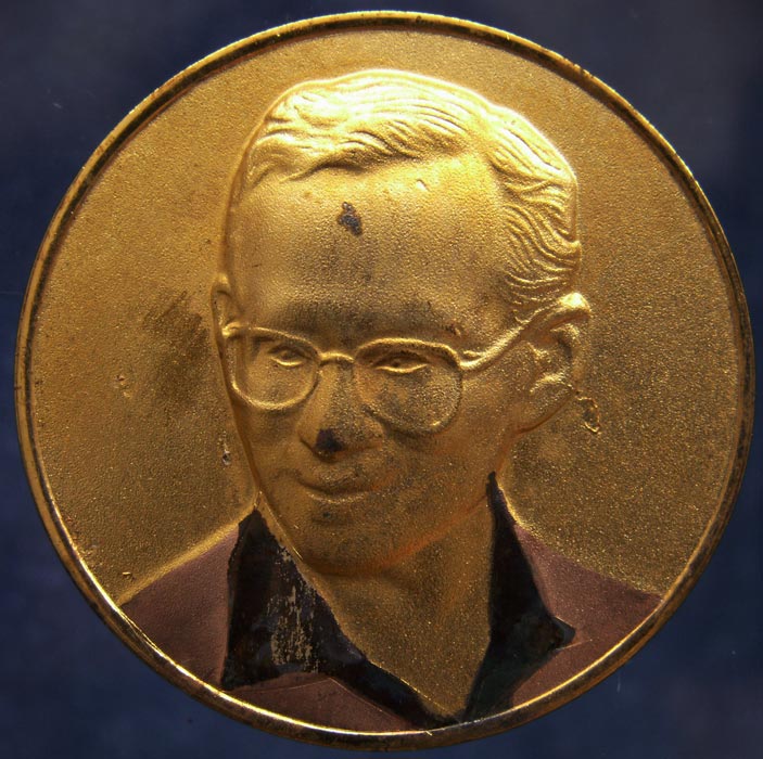 เหรียญในหลวง พระราชพิธีมหามงคลเฉลิมพระชนมพรรษา 6 รอบ ชุบสามกษัตริย์ พ.ศ. 2542 พร้อมตลับ (2)