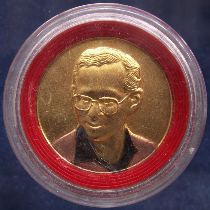 เหรียญในหลวง พระราชพิธีมหามงคลเฉลิมพระชนมพรรษา 6 รอบ ชุบสามกษัตริย์ พ.ศ. 2542 พร้อมตลับ (2)