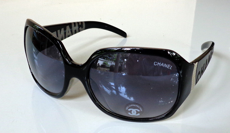 แว่นกันแดด CHANEL สีดำ สวย