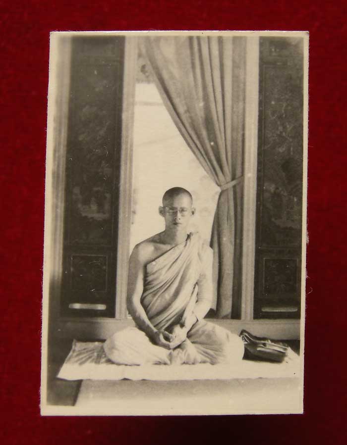 รูปขาวดำเก่า (ขนาดห้อยคอ) ในหลวงทรงผนวช หลังตรายาง วัดบวรฯ สวย...สมบูรณ์