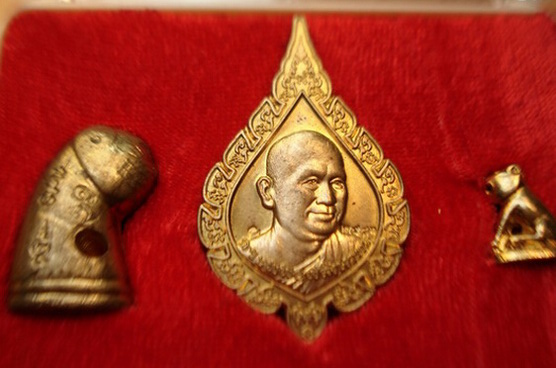 เสือพยัคฆ์ราชรุ่น6ยัอนยุคหลวงพ่อวงษ์วัดปริวาสราชสงครามปี2548ชุดพิเศษพร้อมเหรียญฉลองพัดยศเจ้าคุณรุ่นแ