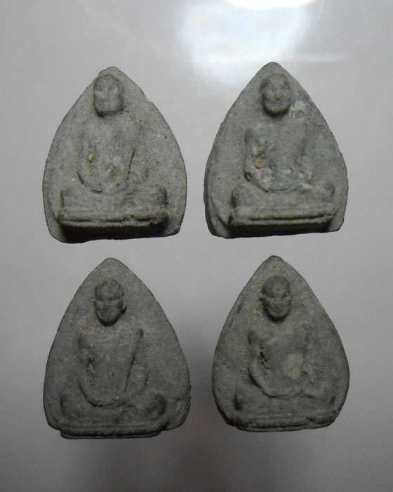 รูปเหมือนใบโพธิ์เล็ก เจ้าคุณนรรัตน์ เนื้อผง รุ่นแดนดารา ปี2513 มาทีเดียว4องค์