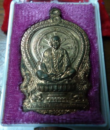 เหรียญนั่งพาน หลวงพ่อคูณ วัดบ้านคลอง ปี 2537 เนื้อนวะแก่เงิน + กล่องเดิม