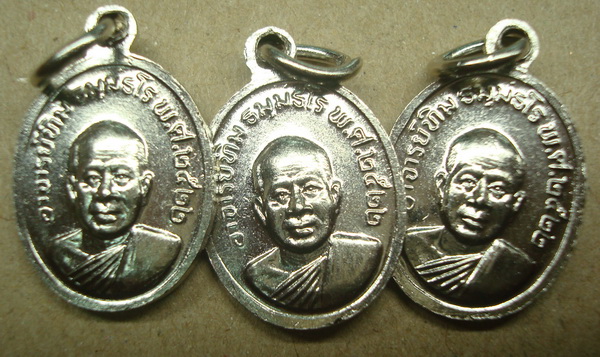 จัดมาให้เเบบ 3 เหรียญ เม็ดเเตง ปี 22 เคาะเดียว