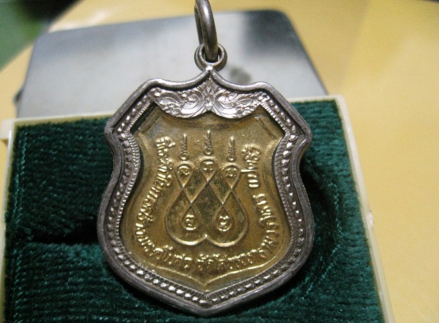 หลวงพ่อโสธร เนื้อทองแดงกะไหล่ทองลงยา ไม่ทราบรุ่น พร้อมกรอบเงิน