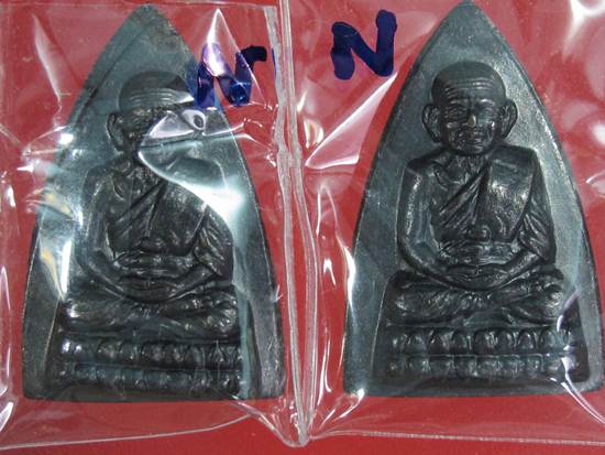 หลวงปู่ทวด กลีบบัว พิมพ์ลึกหน้าแก่ ร.ศ.200 จัดสร้าง ปี2525  2 องค์..........N