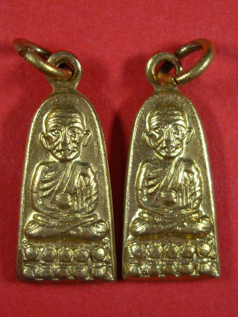 เหรียญหลวงปู่ทวดรุ่นทะเลซุงเนื้อกะไหล่ทอง ปี 2508 ทีเดียว 2 องค์