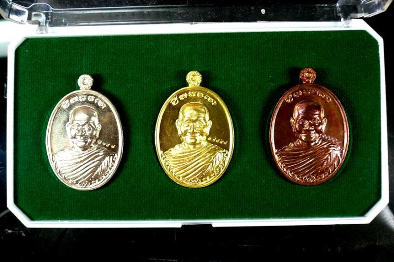 เหรียญโภคทรัพย์ ...หลวงพ่อจรัญ ฐิตธมฺโม วัดอัมพวัน จ.สิงห์บุรี 3 เนื้อ 3 เหรียญ .เริ่มต้นเบาๆ