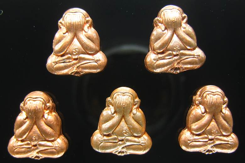 	**ทีเดียว 5 องค์ พระปิดตาหลังรูปเหมือน หลวงพ่อเกษม เขมโก เืนื้อทองแดง สวยๆ เคาะเดียวแดง**WX01