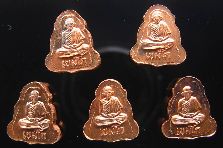 	**ทีเดียว 5 องค์ พระปิดตาหลังรูปเหมือน หลวงพ่อเกษม เขมโก เืนื้อทองแดง สวยๆ เคาะเดียวแดง**WX01