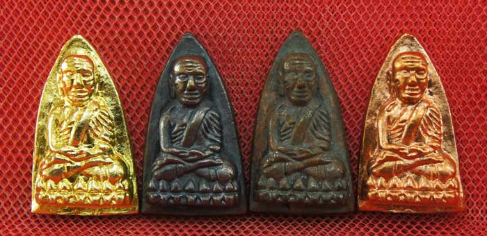 หลวงปู่ทวด พิมพ์เตารีดใหญ่ 4 องค์ เนื้อเปียกทอง เนื้อนวะ เนื้อผิวไฟ เนื้อสตางค์เเดง วัดในหาน อ.นอง อ