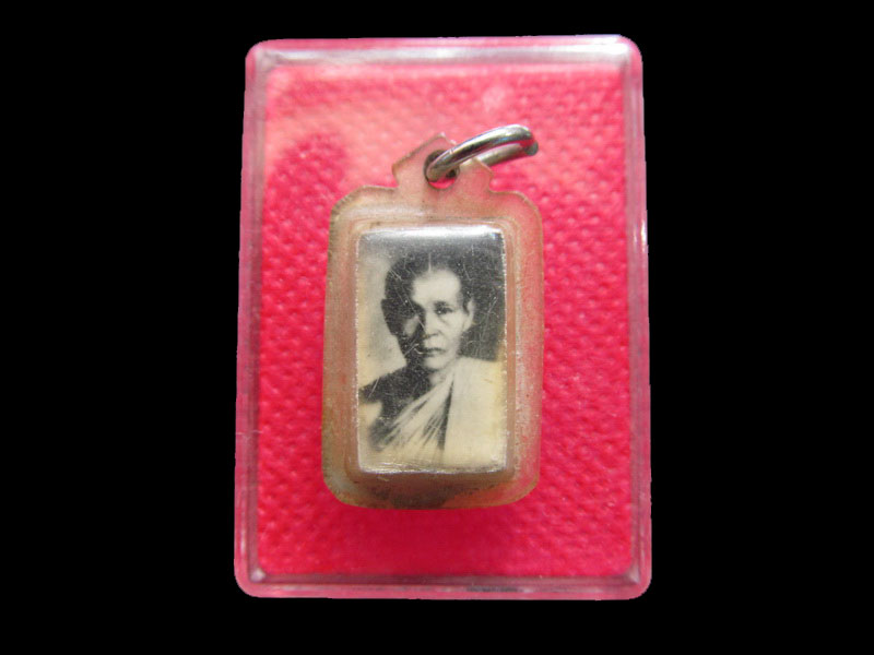 รูปถ่ายหลวงพ่อกัน วัดเขาแก้ว หลังตะกรุด 3 ดอก..เริ่ม20บาท/.Re.04