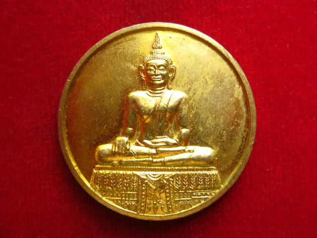 เหรียญชนะมาร วัดเทวราชกุญชรวรวิหาร ปี 2544 กะไหล่ทอง สวยครับ
