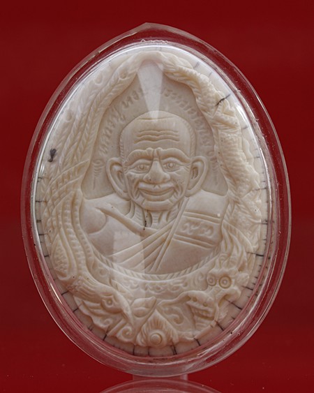 รูปหมือนหลวงปู่หงษ์ วัดเพชรบุรี จ.สุรินทร์ ด้านหลังของดีเพียบ