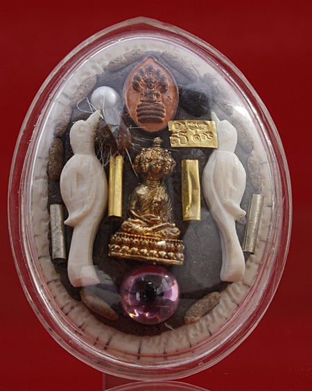 รูปหมือนหลวงปู่หงษ์ วัดเพชรบุรี จ.สุรินทร์ ด้านหลังของดีเพียบ