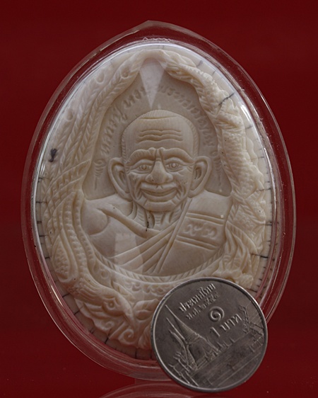 รูปหมือนหลวงปู่หงษ์ วัดเพชรบุรี จ.สุรินทร์ ด้านหลังของดีเพียบ