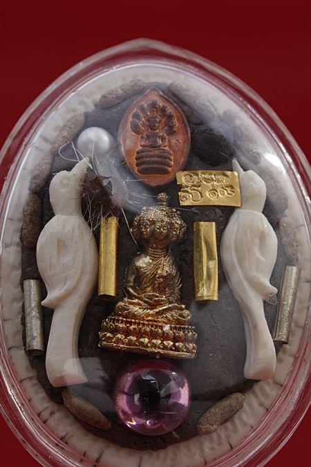 รูปหมือนหลวงปู่หงษ์ วัดเพชรบุรี จ.สุรินทร์ ด้านหลังของดีเพียบ