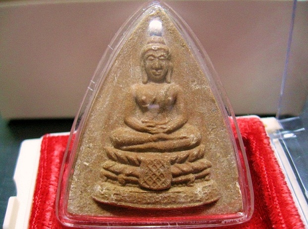 หลวงปู่โต๊ะ วัดประดู่ฉิมพลี กลับบัวใหญ่ เนื้อผงเกสร สภาพสวยมากๆครับ