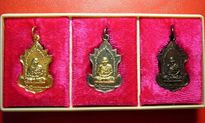 *เหรียญหลวงพ่อนารถ วัดศรีโลหะราษฎร์บำรุง ที่ระลึก 85 ปี ชุด 3 เหรียญพร้อมกล่องเดิม สวยมาก หายากค่ะ *