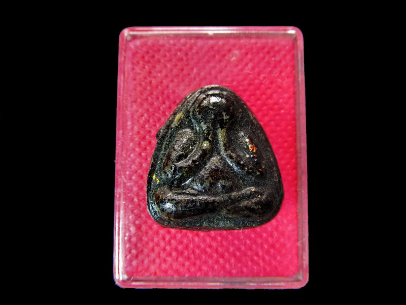 พระปิดตาผงขาวเคลือบรักดำ ไม่ทราบวัดครับ น่าจะสายชลบุรี..เริ่ม20บาท/.Re.59