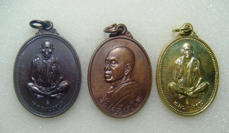 วัดใจ 3 เหรียญ 3 ร้อย กับหลวงพ่อคูณ เหรียญนิยมสวยๆเข้ามาดูก่อนครับ