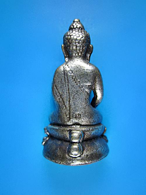 พระกริ่ง น โภคทรัพย์ วัดสุทัศน์ฯ ปี 2544 องค์ปัดเงินฐานนาค ตอกโค๊ต+หมายเลข กล่องเดิมครับ