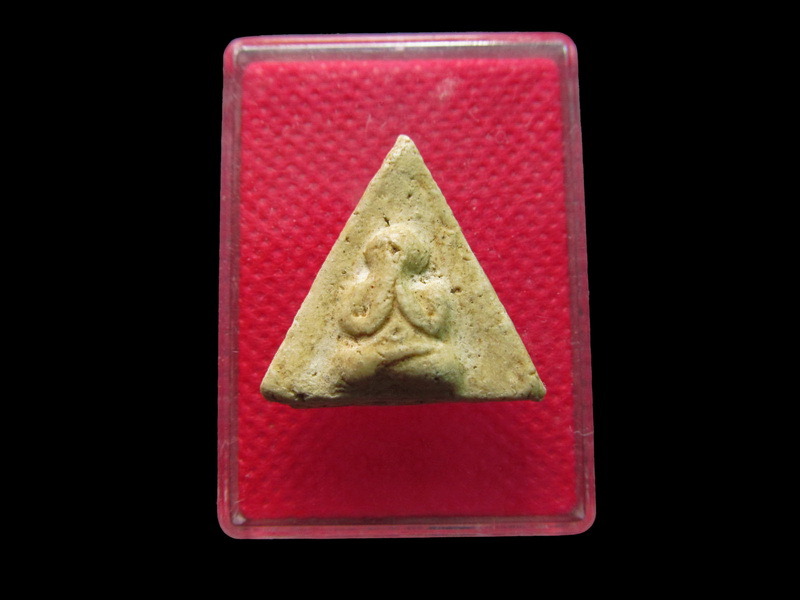 พระปิดตาสามเหลี่ยม เนื้อผงขาวไม่ทราบวัดครับ..เริ่ม20บาท/.Re.98