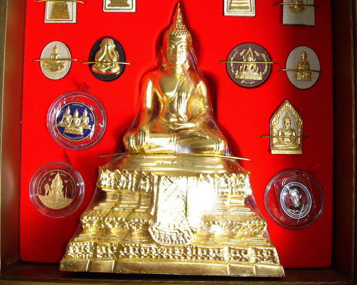  *พระชุดกรรมการ สมเด็จพระญาณสังวร วัดบวรนิเวศ 24 องค์พร้อมกล่อง หายาก สวยมากค่ะ*