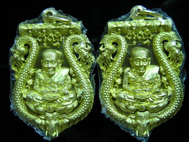 "" เหรียญเสมาฉลุยกองค์ เนื้อทองระฆัง หลวงพ่อทวด พ่อท่านพรหม วัดพลานุภาพ เลขสวย 2 องค์""