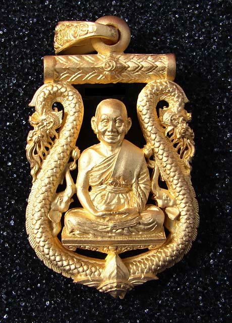 เหรียญเสมาฉลุยกซุ้มพญานาค รุ่นนฤมิตรโชค หลวงพ่อจรัญ วัดอัมพวัน เนื้อบรอนซ์ชุบทองไมครอน เบอร์ 2723