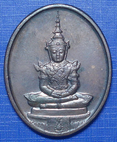 *** เหรียญกลมพระเเก้วมรกต วัดพระศรีรัตนศาสดาราม ทรงเครื่องฤดูร้อน ปี 2525 เนื้อทองเเดง + บัตรรับประก