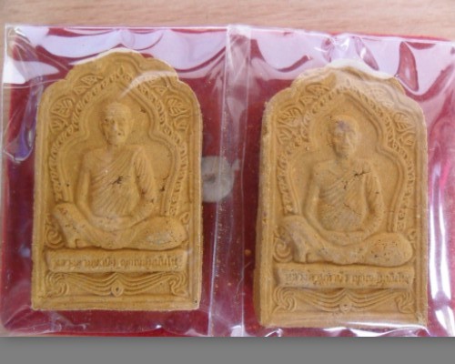 หลวงตามหาบัวพระผงรูปเหมือนเนื้อขมิ้นหลังติดจีวร