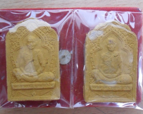 หลวงตามหาบัวพระผงรูปเหมือนเนื้อขมิ้นหลังติดจีวร