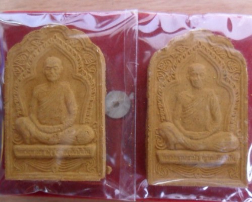 หลวงตามหาบัวพระผงรูปเหมือนเนื้อขมิ้นหลังติดจีวร