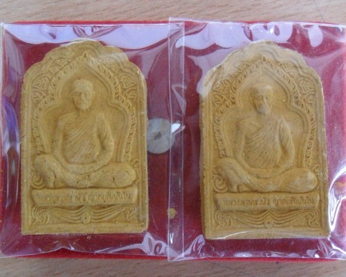 หลวงตามหาบัวพระผงรูปเหมือนเนื้อขมิ้นหลังติดจีวร