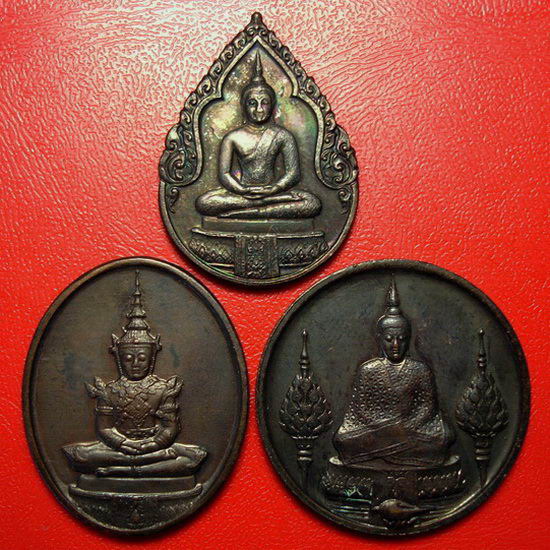 * เหรียญพระแก้วมรกต 3 ฤดู ปี 2525 ครบชุดในกล่องเดิม สวยมากค่ะ *