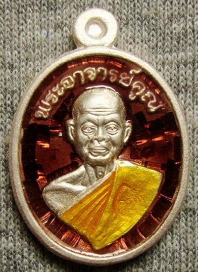 เหรียญครึ่งองค์หลวงพ่อคูณ รุ่นอายุยืน เนื้อเงินลงยา