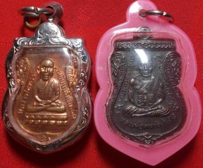 มาเป็นคู่ เหรียญเสมา หลวงปู่ทวด พ่อท่านเขียว วัดห้วยเงาะ จ.ปัตตานี 2องค์ เลี่ยมพร้อมใช้ สวยๆครับ