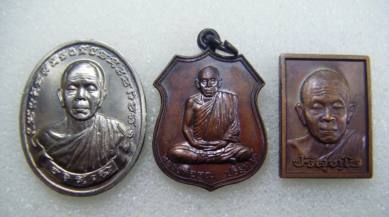 วัดใจ 200 บาท 3 เหรียญ 2 รุ่นกับหลวงพ่อคูณ วัดบ้านไร่ บรรยายด้วยภาพครับ