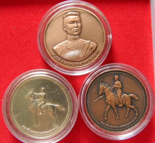 @เคาะเดียวครับ เหรียญพระพุทธชินราช-สมเด็จพระนเรศวร รุ่นชนะศึก ปี 2544 3 เหรียญ 3 แบบ (พิมพ์ใหญ่)