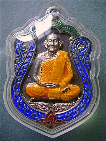 เหรียญหลวงปู่ม่น ลงยา 3 สี เนื้อนวะหน้าเงิน 1 ใน 1000 องค์ 